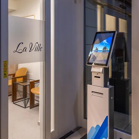 Hotel De La - Self Check-in 3*