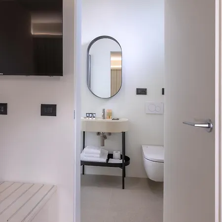 De La - Self Check-in Hotel